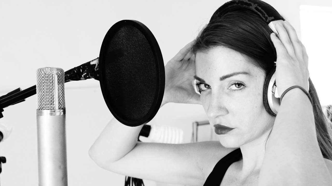 woman, singer in front of a microphone